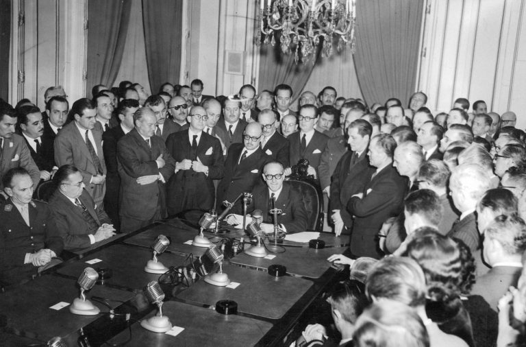 El presidente Frondizi junto a su gabinete