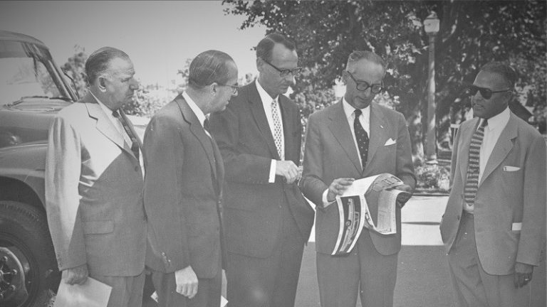 Arturo Frondizi junto a empresarios de la industria automotriz. 1960