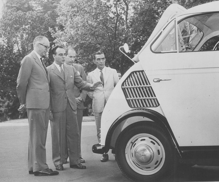 Frondizi impulsó la industria automotriz más allá del criterio de economicidad.