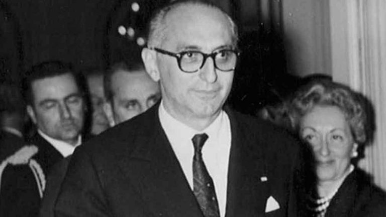 El presidente Arturo Frondizi.