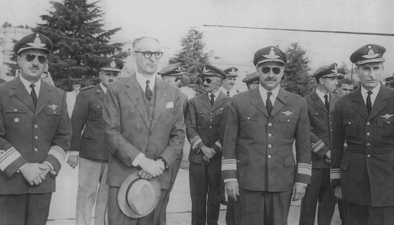 Arturo Frondizi gobernó bajo constante presión milita .