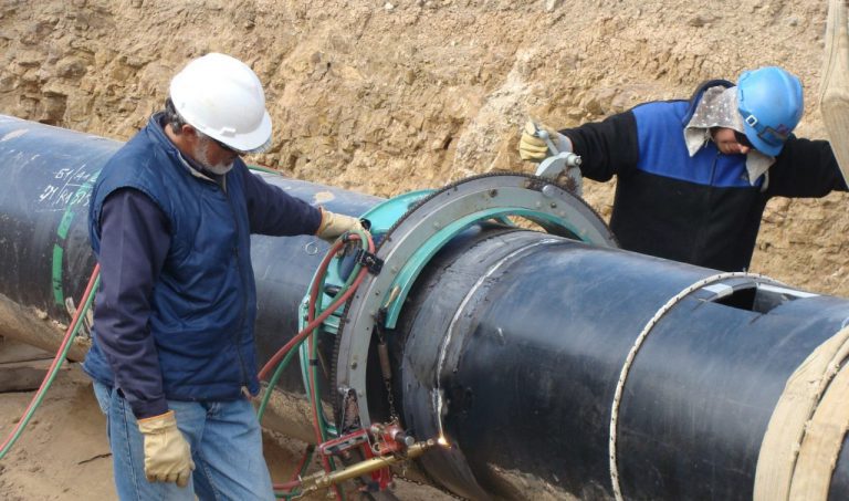 Dos operarios trabajando en la ampliación del gasoducto del norte, en Salta, que fue construido por Frondizi en 1960 /Eduardo Gigante