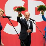 Scholz y Giffey, candidatos socialdemócratas, celebran en Berlín el triunfo en las votaciones.