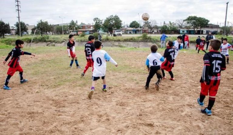 Partido de fútbol en un potrero en un barrio popular de Buenos Aires.