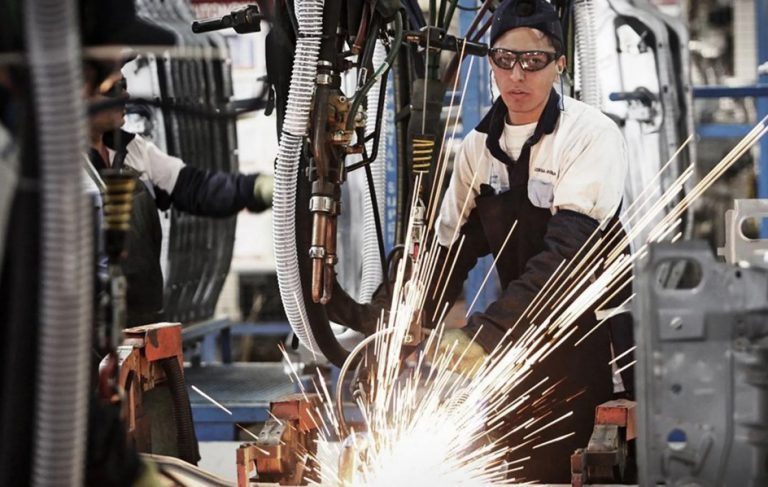 Operario de una fabrica argentina. Autor: Maximiliano Amena - LA NACION