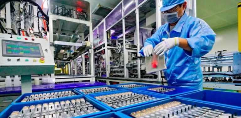 Un operario controla el armado de baterias hechas con carbonato de litio..