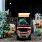 Un operario recicla botellas en una fabrica de Aguas Danone, organización certificada como empresa B. Fuente: cadibsa.org.ar