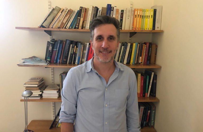 Martín Rapetti en su oficina del Centro de Estudios de Estado y Sociedad (CEDES). Foto: Sebastián Ibarra