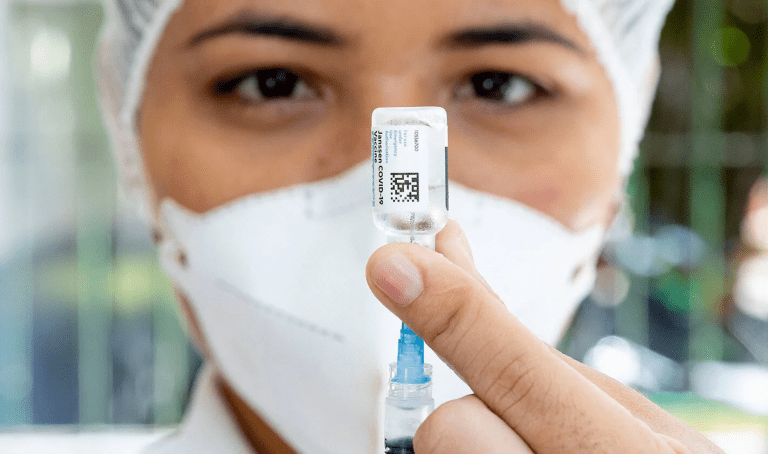 Una enfermera prepara una dosis de COVID-19. Fuente: paho.orgna