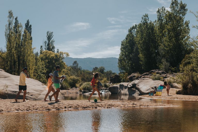 Córdoba es de las provincias cuyo turismo ya superó los niveles de visitas turisticas previos a la pandemia. En la foto turistas caminan por un arroyo en las sierras centrales//larutanatural.gob.ar