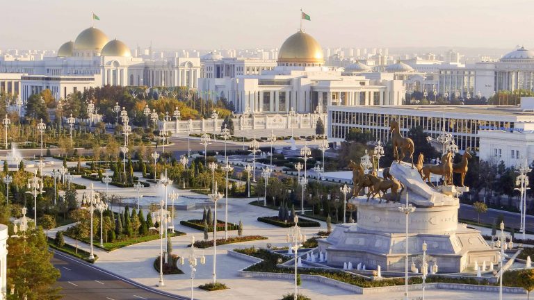 Vista del centro de Asjabad, capital de Turkmenistan. Shutterstock