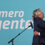 El presidente Fernández felicita efusivamente a Sergio Massa en su asunción como ministro de economía.. Casa Rosada