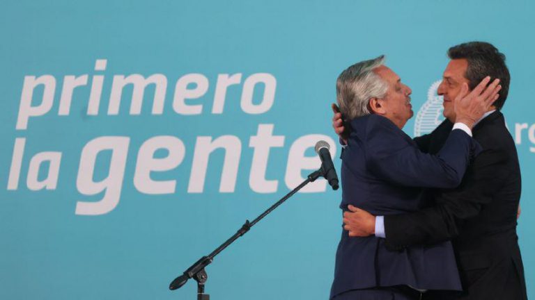 El presidente Fernández felicita efusivamente a Sergio Massa en su asunción como ministro de economía.. Casa Rosada