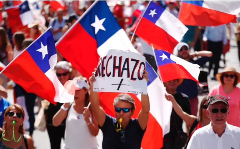 Manifestantes del rechazo a la nueva constitución chilena /yoreportero