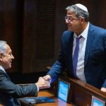 El Primer Ministro Bennjamin Netanyahu con su flamante aliado Itamar Ben Gvir at the Knesset on December 28, 2022. (Olivier Fitoussi/ Flash90)