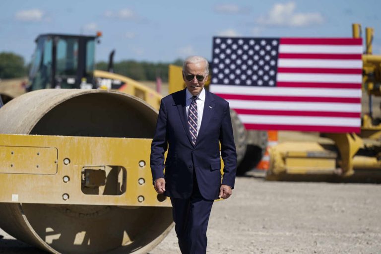 El Presidente Joe Biden en el sitio donde se construye la nueva fabrica chips de Intel en Ohio / MANUEL BALCE CENETA / AP