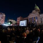 Más de 3 mil personas pudieron disfrutar esta noche la multipremiada película “Argentina, 1985” en las escalinatas del Congreso