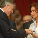 Néstor Kirchner entrega el bastón de mando a la presidenta Cristina Fernández de Kirchner en la ceremonia de traspaso de mando realizada en el Congreso Nacional, 10/12/2007. Télam/Raúl Ferrari