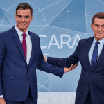 Pedro Sánchez y Alberto Núñez Feijóo se saludan antes del debate presidencial. Alberto R. Roldán© Alberto R. Roldán