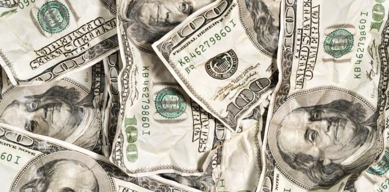 Atrasar al dólar no es algo casual del gobierno sino algo deliberado. Busca utilizar el tipo de cambio como estrategia antiinflacionaria y exigir al sector industrial bajando el precio de las importaciones