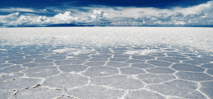 Los 10.000 kms2 de superficie blanca y lisa convierten al Salar de Uyuni, en Bolivia, en el más grande del mundo. https://planetafascinante.com/