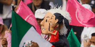 Manifestantes portan muñecos con la imagen del presidente de México, Andrés Manuel López Obrador, y de la candidata presidencial, Claudia Sheinbaum, durante una marcha convocada por organizaciones ciudadanas para exigir que se respete a la autoridad electoral en las próximas elecciones generales, el domingo 18 de febrero de 2024, en la Ciudad de México (AP Foto/Marco Ugarte)