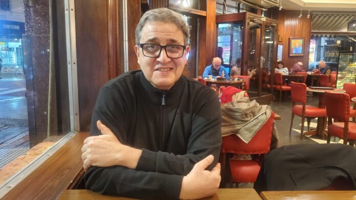 El diputado Nacional del MID Eduardo Falcone en el clásíio café Saint Moritz. Buenos Aires. Agosto 2025