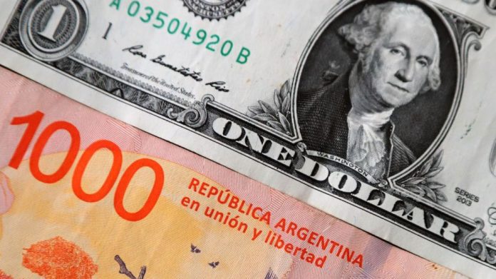 Se dice que hay atraso cambiario cuando el precio de los bienes y servicios de una economía está atrasado con respecto a los de un grupo de países en los cuales se realizan transacciones comerciales.