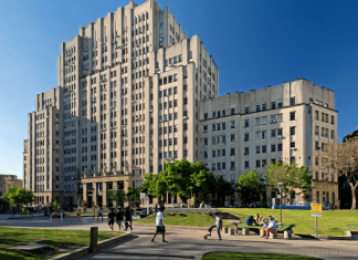 La sede actual de la Facultad de Medicina de la UBA frente a la Plaza Houssay