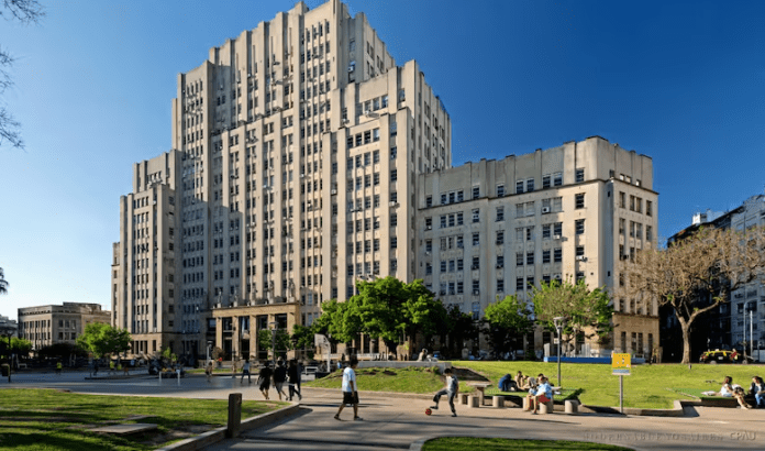 La sede actual de la Facultad de Medicina de la UBA frente a la Plaza Houssay