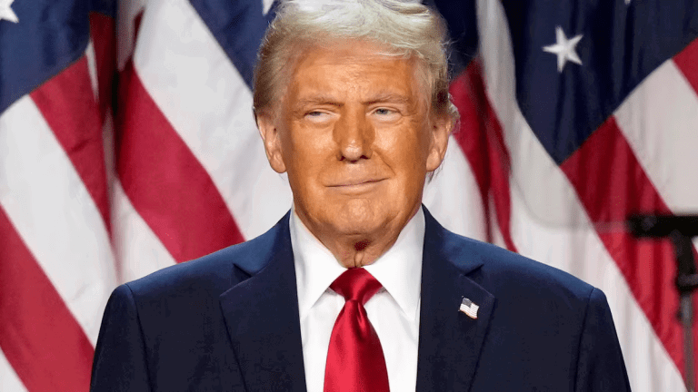 Trump, durante su comparecencia en Palm Beach para proclamar su victoria en la noche electoral. Foto: Alex Brandon (AP) |