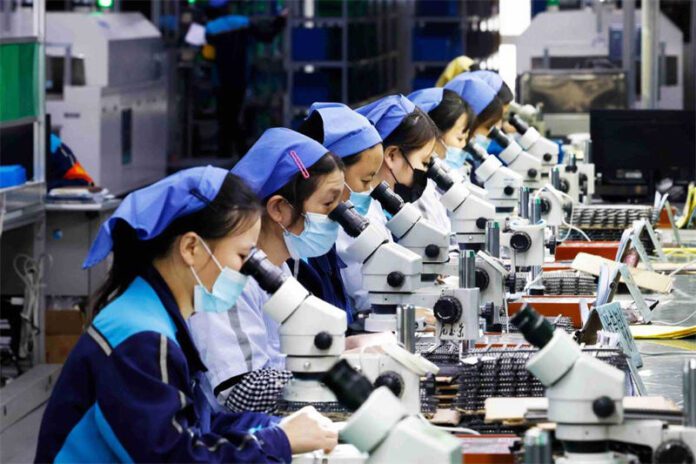 Trabajadoras examinan microchips fabricados en una fábrica en Sihong, provincia de Jiangsu. (Foto: Xu Changliang/China Daily)