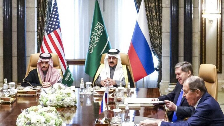 El ministro ruso de Asuntos Exteriores, Sergei Lavrov (d.), Yuri Ushakov, asesor del presidente ruso en política exterior (2º, d.) y la delegación saudita (c.) en las conversaciones ruso-estadounidenses en Riad el 18 de febrero de 2025. AFP - EVELYN HOCKSTEIN