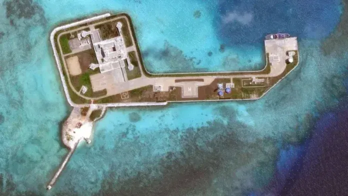 Pekín reclama como propio casi la totalidad del Mar de China Meridional y ha construido en la disputada zona islas artificiales con pistas aéreas o instalaciones turísticas o de potencial uso militar Pekín reclama como propio casi la totalidad del Mar de China Meridional y ha construido en la disputada zona islas artificiales con pistas aéreas o instalaciones turísticas o de potencial uso militar