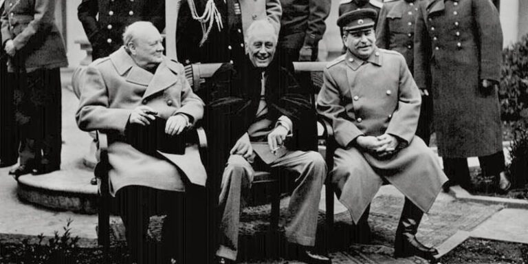 En la Conferencia de Yalta se acordaron detalles sobre el ataque final contra la Alemania nazi y se tomaron decisiones sobre la partición de Alemania y las fronteras de Europa tras la guerra