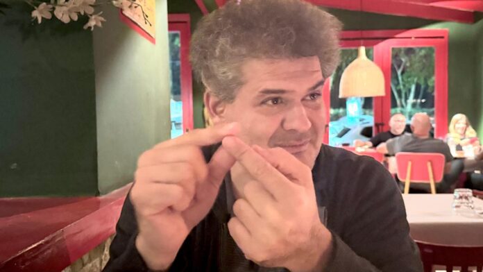 Máximo Merchenksy repasa el ideario desarrollista y lo confronta con la visión libertaria hoy gobernante en la Argentina,