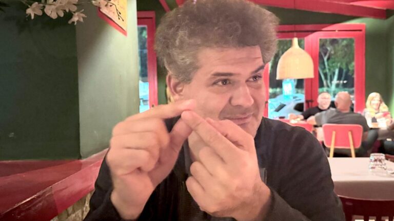 Máximo Merchenksy repasa el ideario desarrollista y lo confronta con la visión libertaria hoy gobernante en la Argentina,