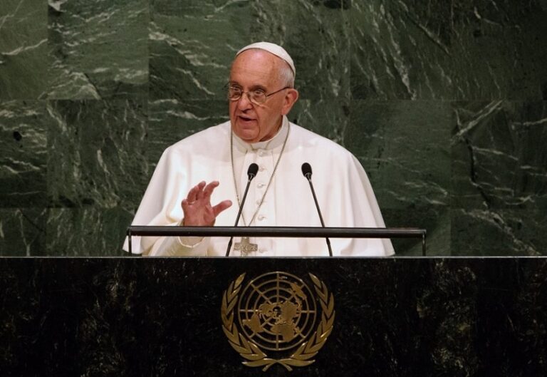 La Iglesia católica tiene una larga historia de compromiso con el desarrollo, entendiendo este concepto no solo como crecimiento económico, sino como un desarrollo integral que incluye aspectos sociales, espirituales y culturales.