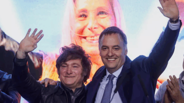 El presidente Javier Milei (I) celebra el éxito del candidato de su partido La Libertad Avanza, Manuel Adorni (D), en las elecciones locales al parlamento de la capital. REUTERS - Tomas Cuesta