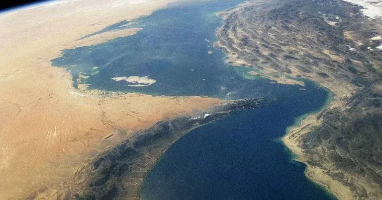 Irán recurre a la amenaza de cerrar Ormuz como un instrumento de disuasión: una forma de recordarle al mundo que puede desestabilizar los mercados energéticos globales, forzando a las potencias a negociar