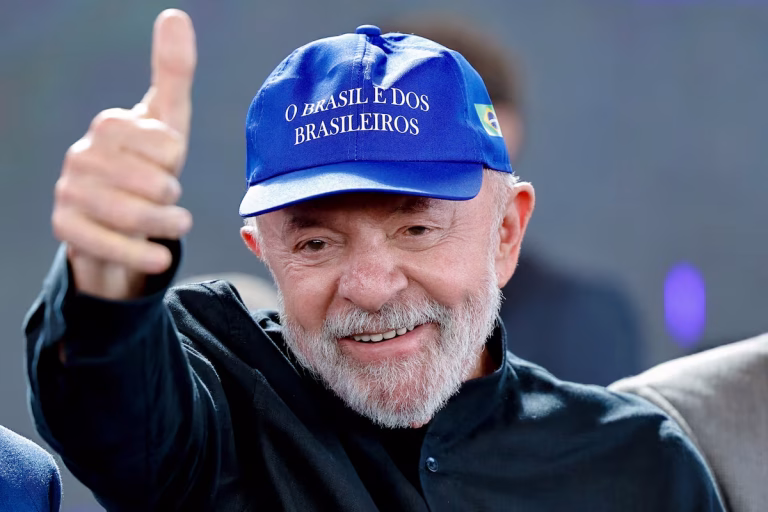 El presidente Lula, con una gorra que dice 'Brasil es de los brasileños', en una foto tomada por su equipo el pasado viernes durante una visita a Linhares, en Espirito Santo. Ricardo Stuckert/Brazilian Presi (via REUTERS)