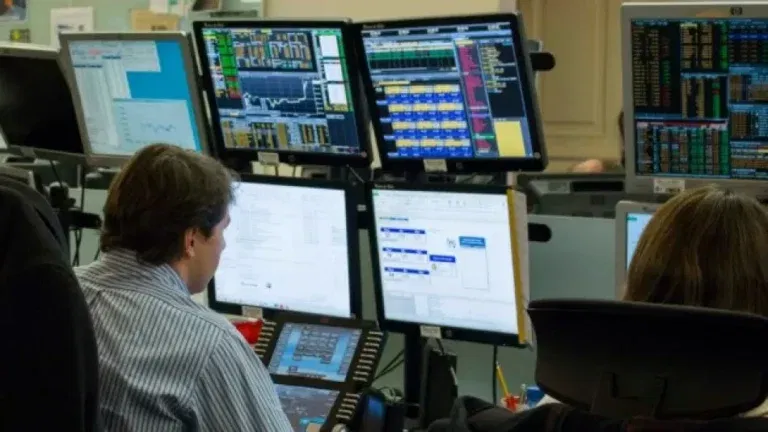 Hasta los economistas más liberales critican que el equipo económico maneja la economía nacional como una mesa de dinero (suben la tasa de interés, licitan más bonos, bajan la liquidez del mercado)