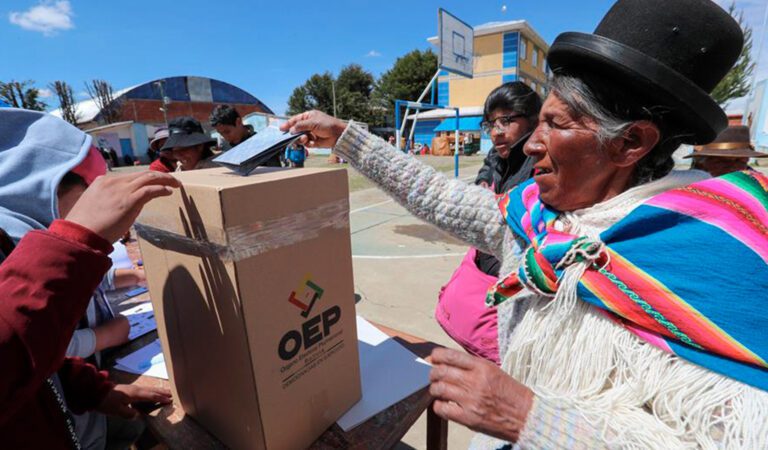 A una semana de las elecciones generales en Bolivia, las encuestas proyectan un escenario muy reñido entre dos opositores de derecha: Samuel Doria Medina y el expresidente Jorge "Tuto" Quiroga. Ambos lideran la intención de voto, pero sin los márgenes necesarios para evitar una segunda vuelta. El elevado porcentaje de indecisos, junto con la crisis económica y las tensiones políticas, marcan un proceso electoral cargado de incertidumbre