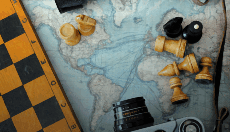 La geopolítica requiere una meta representativa del interés nacional, sin perjuicio de que cada época reconozca un contexto, cuyo diseño generalmente fue producto de disputas de poder entre los principales protagonistas, reduciendo el margen de maniobra de potencias menores obligadas a alinearse con aquellas de algún modo