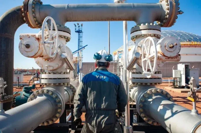 YPF se convirtió en la principal empresa exportadora de petróleo de Argentina, de la mano de su creciente producción de shale oil en Vaca Muerta, la ampliación de la infraestructura de transporte y, especialmente, la consolidación de las ventas a Chile a través del Oleoducto Trasandino (OTASA). YPF se convirtió en la principal empresa exportadora de petróleo de Argentina, de la mano de su creciente producción de shale oil en Vaca Muerta, la ampliación de la infraestructura de transporte y, especialmente, la consolidación de las ventas a Chile a través del Oleoducto Trasandino (OTASA).