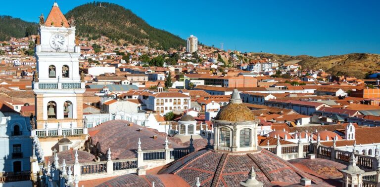 Sucre, la blanca ciudad de los cuatro nombres (Villa de la Plata, 1538; Charcas, 1559; Chuquisaca, cuya revolución del 25 de mayo de 1809 sería precuela de las subsiguientes; y Sucre desde 1839), era “el” lugar para arrancar la independencia del nuevo país: sede de la Real Audiencia instalada en 1561 hasta 1825, con jurisdicción sobre el entonces Virreinato del Perú; sede obispal desde 1552 (arzobispado en 1604) y de la añeja Universidad San Francisco Xavier que formó tantos próceres comunes. Motivos más que válidos para considerarla núcleo geohistórico, por decirlo en términos geopolíticos.