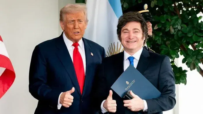 The Wall Street Journal, publicó hace apenas unos días un análisis sobre el sorpresivo paquete de ayuda económica de 20.000 millones de dólares anunciado por el presidente Donald Trump para rescatar la economía argentina. En esta nota lo transcribimos para conocer la visión del WSJ sobre la crisis Argentina y las causas del rescate de Trump. The Wall Street Journal, publicó hace apenas unos días un análisis sobre el sorpresivo paquete de ayuda económica de 20.000 millones de dólares anunciado por el presidente Donald Trump para rescatar la economía argentina. En esta nota lo transcribimos para conocer la visión del WSJ sobre la crisis Argentina y las causas del rescate de Trump.