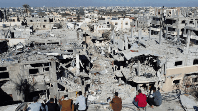Los habitantes de Gaza contemplan la magnitud de la destrucción, en Khan Younes, el 29 de noviembre de 2023. REUTERS - MOHAMMED SALEM Los habitantes de Gaza contemplan la magnitud de la destrucción, en Khan Younes, el 29 de noviembre de 2023. REUTERS - MOHAMMED SALEM
