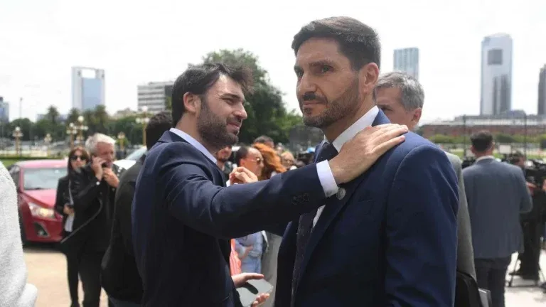 El fracaso de estas fuerzas de centro ratifica una tendencia: en contextos de crisis e incertidumbre, el electorado tiende a huir de las opciones intermedias percibidas como débiles o electoralmente inviables, buscando refugio en los extremos que prometen soluciones tajantes y rápidas.