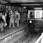 Usuarios de la Línea C durante el descenso en la estación Retiro. Las fotografías permiten conocer sobre el estilo y vestimenta de la época. 1961. Archivo General de la Nación.